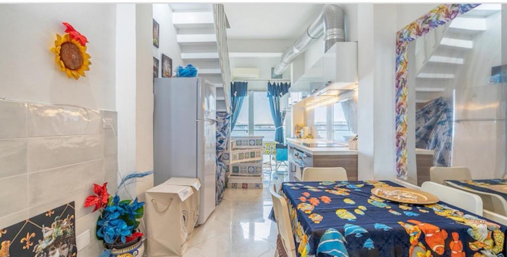ein Schlafzimmer mit einem Bett und ein Zimmer mit einer Küche in der Unterkunft casa Porta Spagnola in Augusta