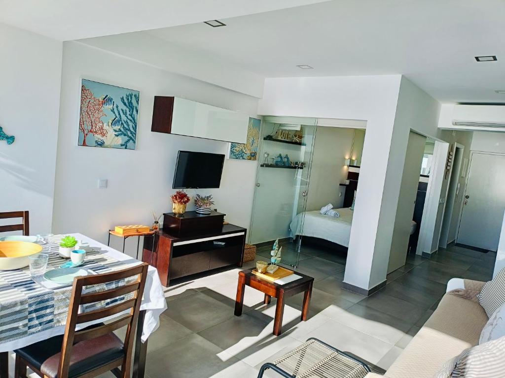 un salon avec une table et une chambre avec un lit dans l'établissement Acqua Marine, à Sesimbra