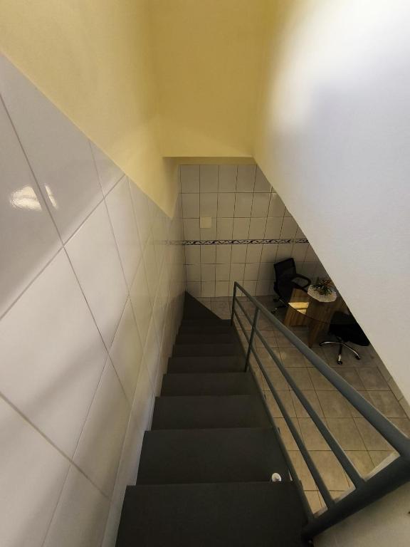 瓦伦萨Casa de veraneio的监狱牢房里的楼梯