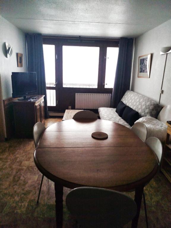 un salon avec une table et un canapé dans l'établissement Résidence Le Tourmalet - maeva Home - Appartement 3 pièces 8 personnes - Confort MAE-0651, à La Mongie