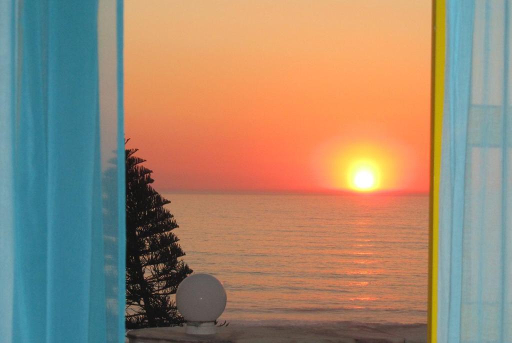 desde una ventana de puesta de sol sobre el océano en Casa Moinhos do Mar, en Ericeira