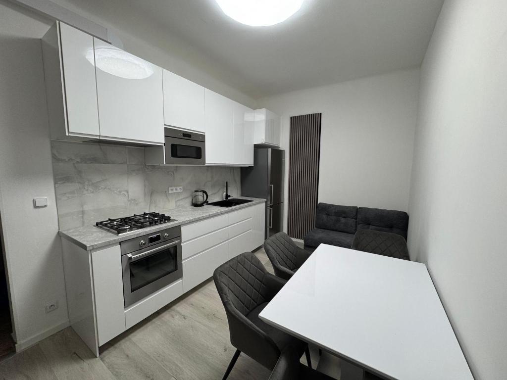 Kuchyňa alebo kuchynka v ubytovaní Modern, comfortable apartments near the metro