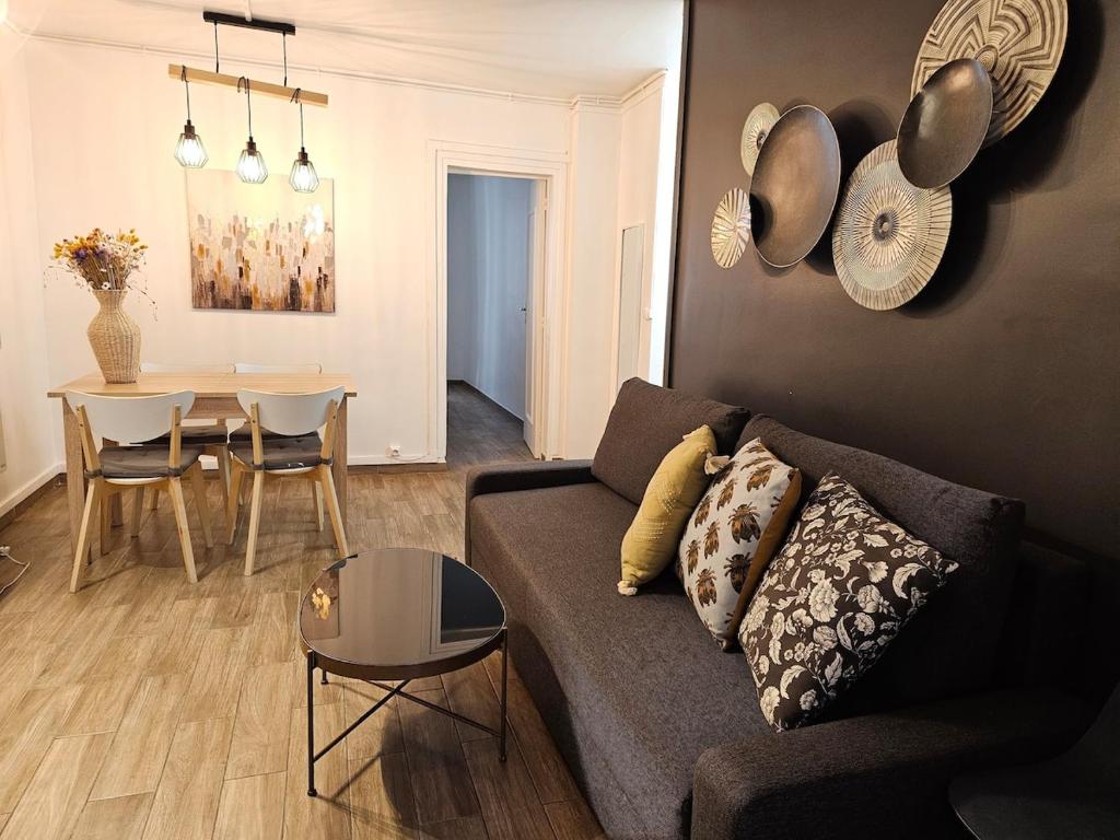 un salon avec un canapé et une table dans l'établissement Apt at stlazarre opera haussman, à Paris