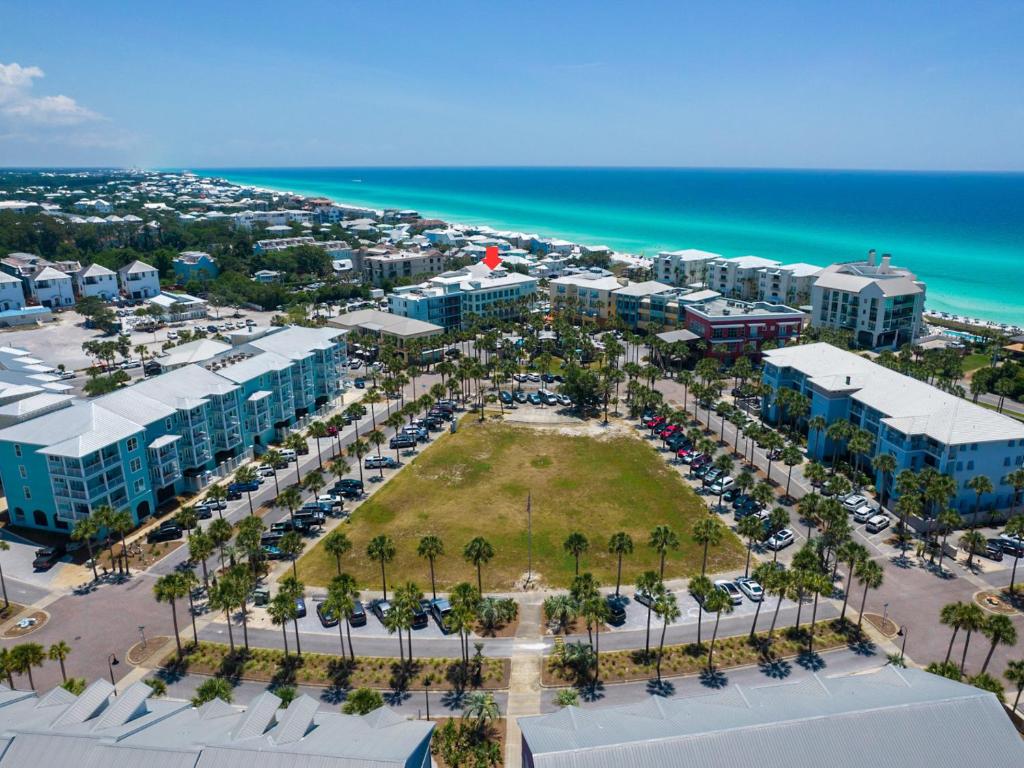 een luchtfoto van een resort aan de oceaan bij Gulf Place Six Palms #2B - BBs Hideaway in Santa Rosa Beach
