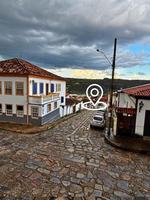 a street in a town with a sign and buildings at Casa JK Exclusiva Centro Diamantina in Diamantina