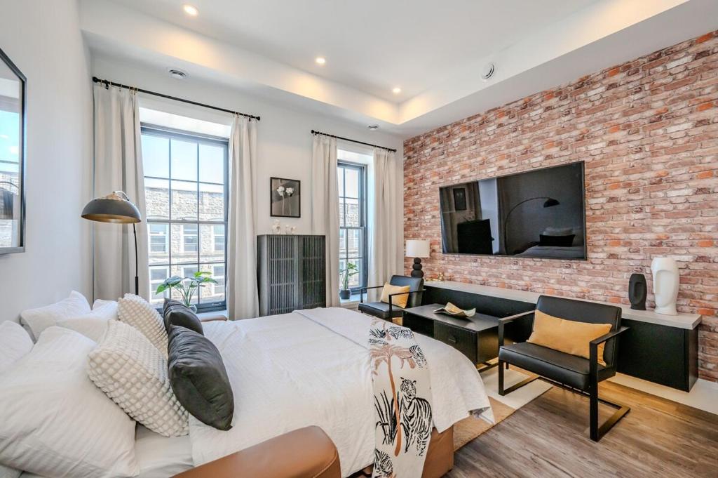 Μια τηλεόραση ή/και κέντρο ψυχαγωγίας στο Charming 2 Bed Apartment