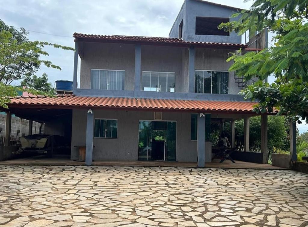 una casa con un vialetto in pietra davanti di Rancho Rallf a Santo Antônio do Descoberto