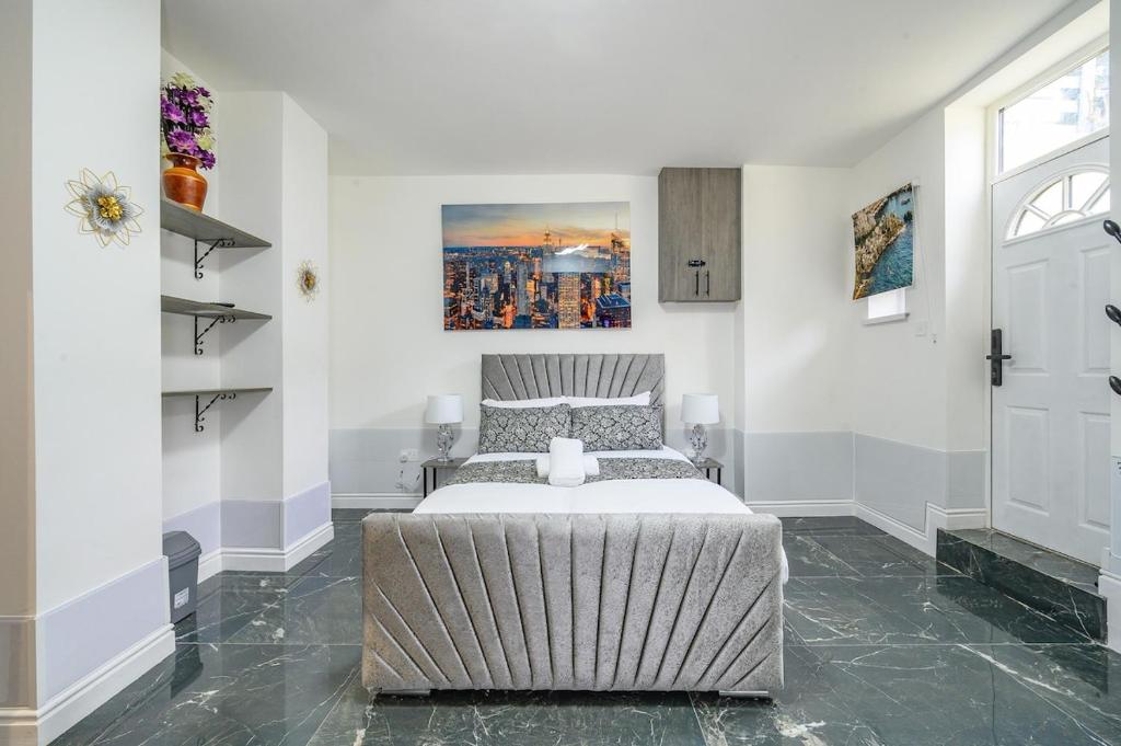 a bedroom with a bed and a painting on the wall at -75ACR- Setup for your relaxed & amazing stay in Leeds