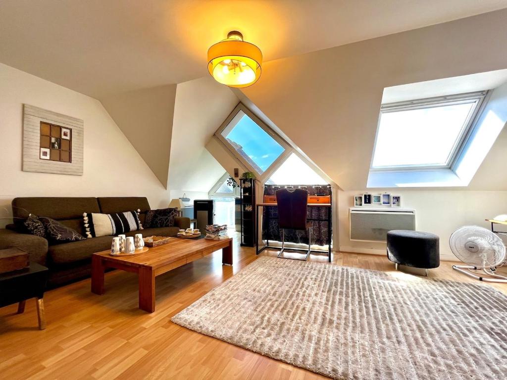 un salon avec un canapé et une table dans l'établissement Havre de paix au coeur de Larmor-Plage !, à Larmor-Plage