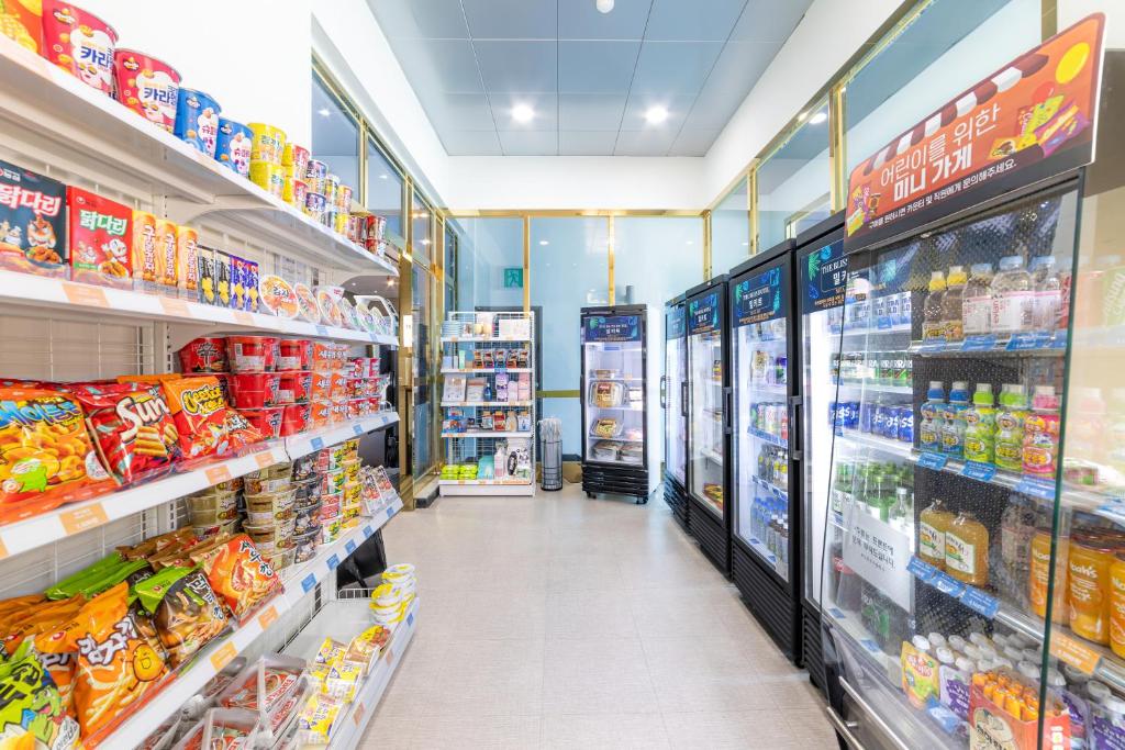 Supermarket nebo jiné obchody v  hotelu nebo okolí