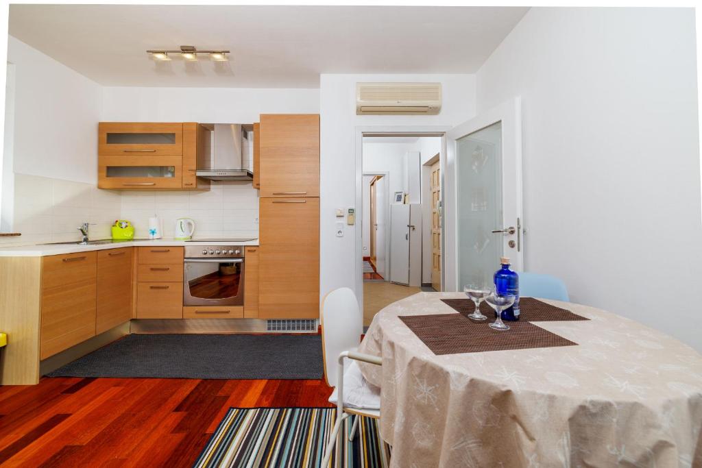 Kuchyň nebo kuchyňský kout v ubytování Apartment Helena