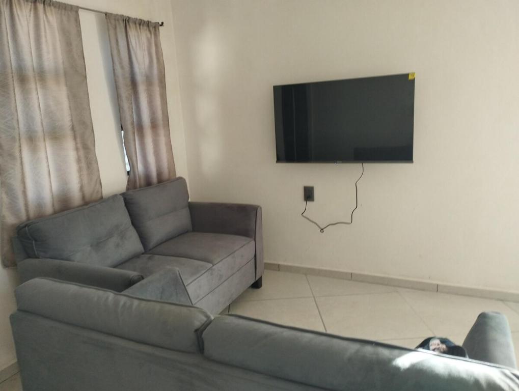 Una televisión o centro de entretenimiento en Jacarandas