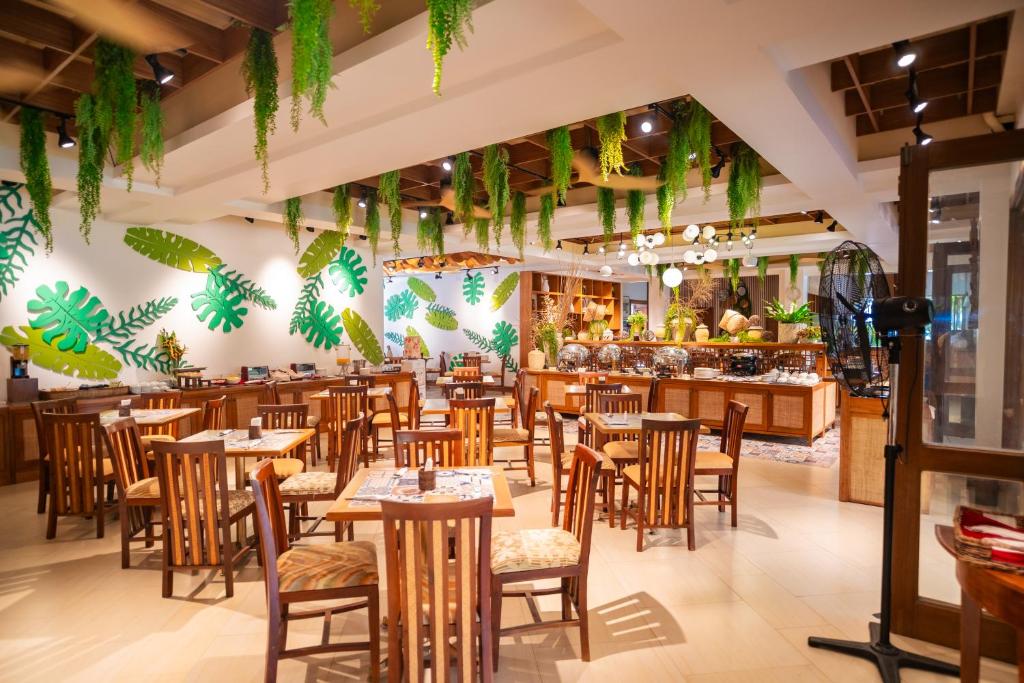 Restaurace v ubytování Boracay Tropics Resort Hotel