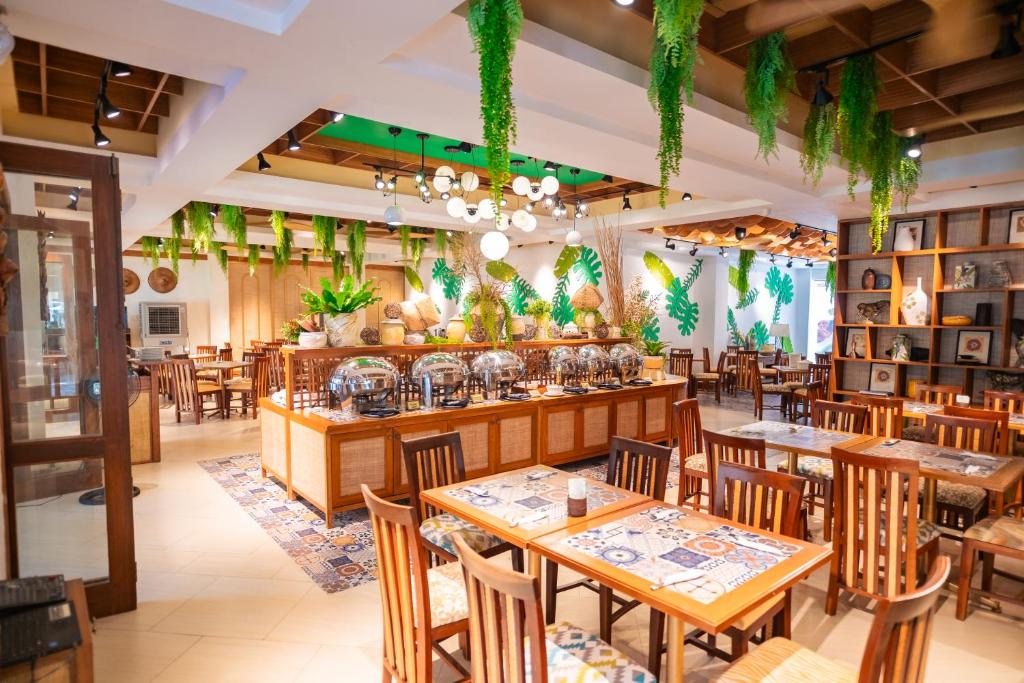 Restaurace v ubytování Boracay Tropics Resort Hotel