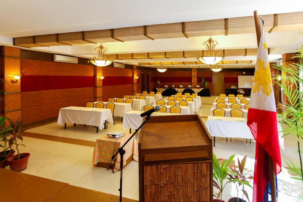 Restaurace v ubytování Boracay Tropics Resort Hotel