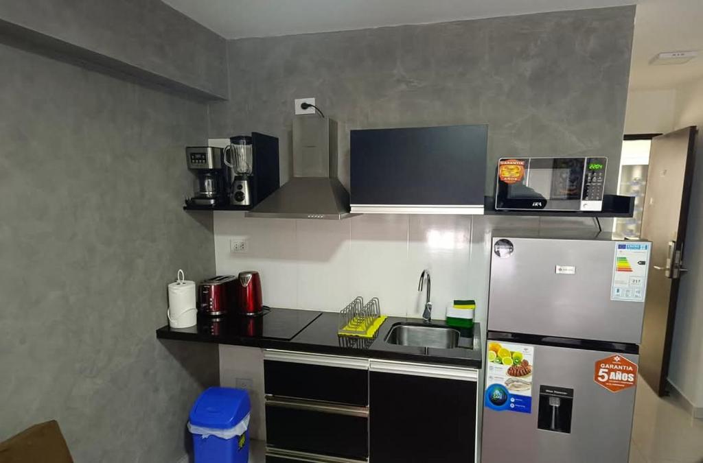 una piccola cucina con lavello e frigorifero di Edificio Bellini a Santa Cruz de la Sierra