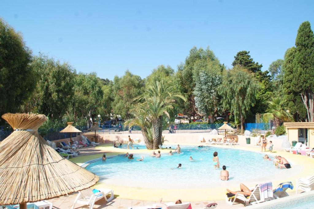 un groupe de personnes dans une piscine d'un complexe hôtelier dans l'établissement Camping de la Baie, à Cavalaire-sur-Mer