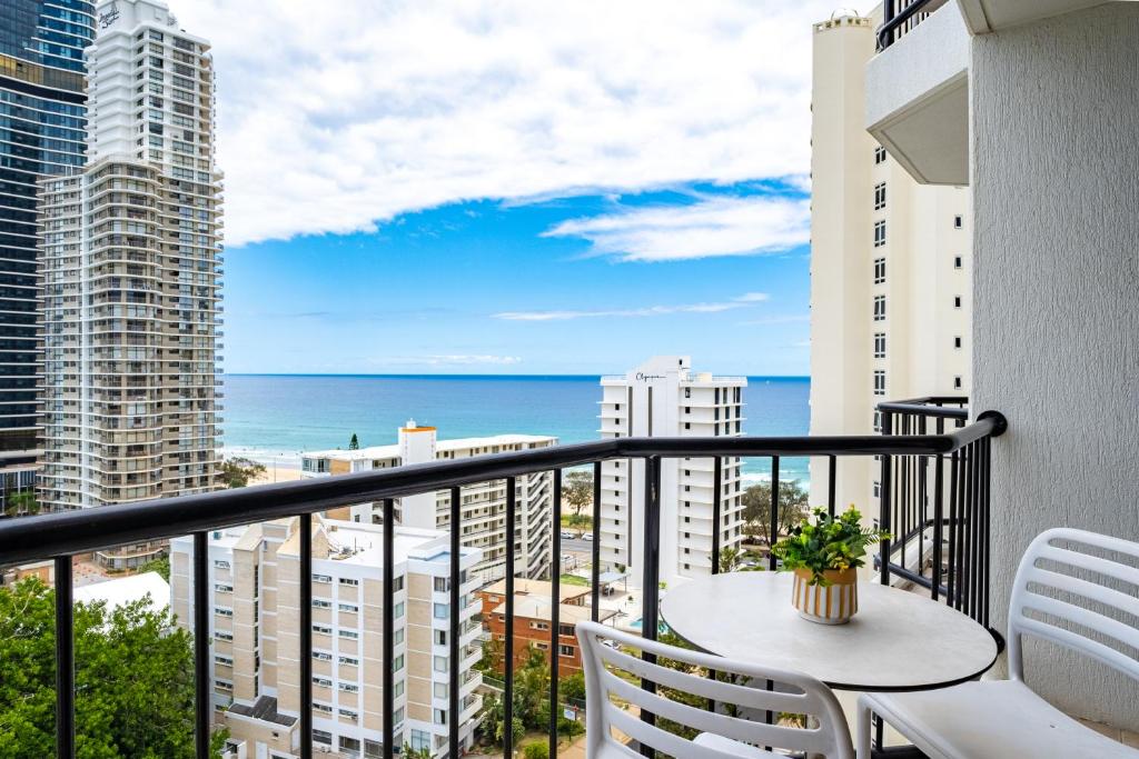 黄金海岸Ocean View studio in Mantra Free WI-FI的带桌椅和海景的阳台