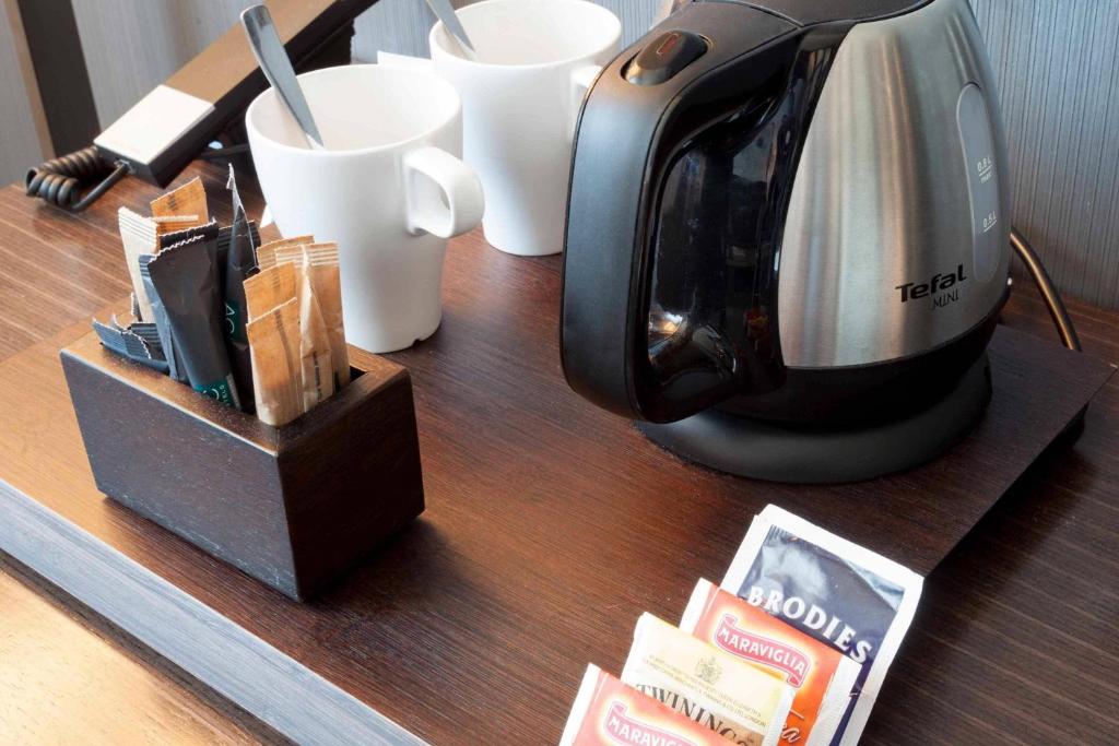Příslušenství pro přípravu čaje a kávy v ubytování AC Hotel Vicenza by Marriott