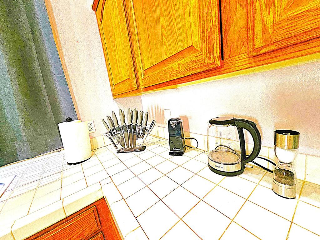 Příslušenství pro přípravu čaje a kávy v ubytování Private Guestrooms in North Las Vegas Area
