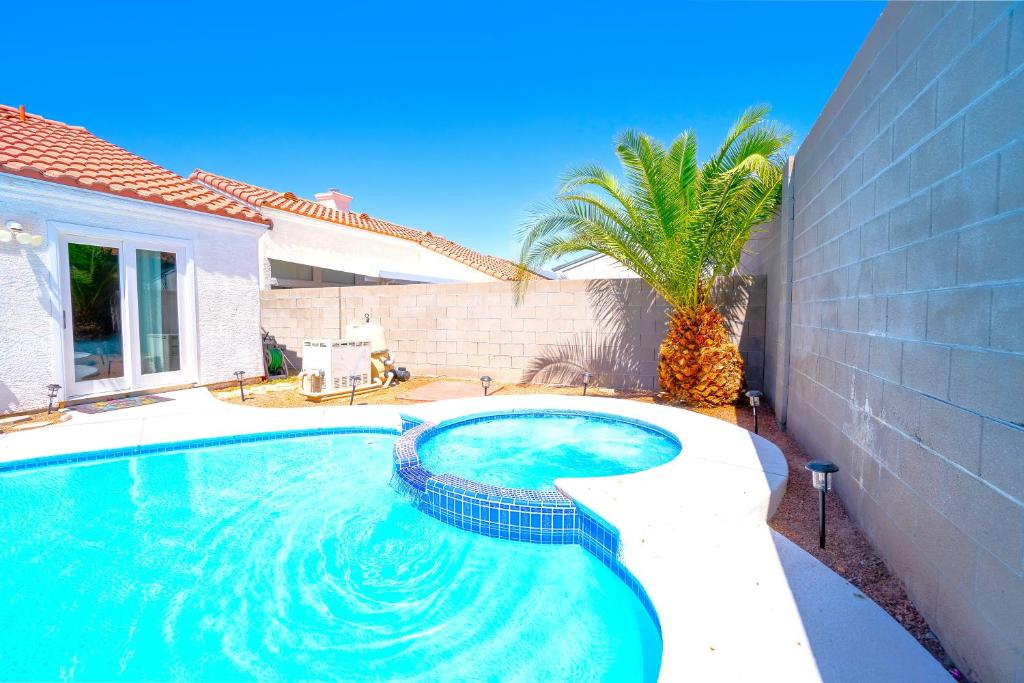 Bazén v ubytování Private Guestrooms in North Las Vegas Area nebo v jeho okolí