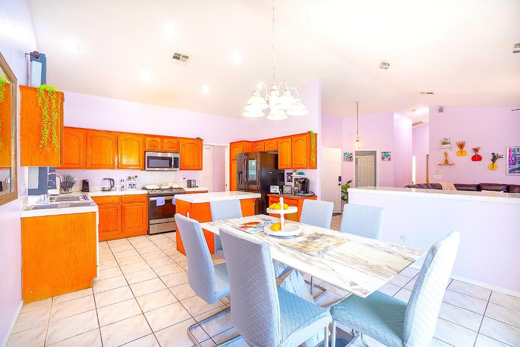 Kuchyň nebo kuchyňský kout v ubytování Private Guestrooms in North Las Vegas Area