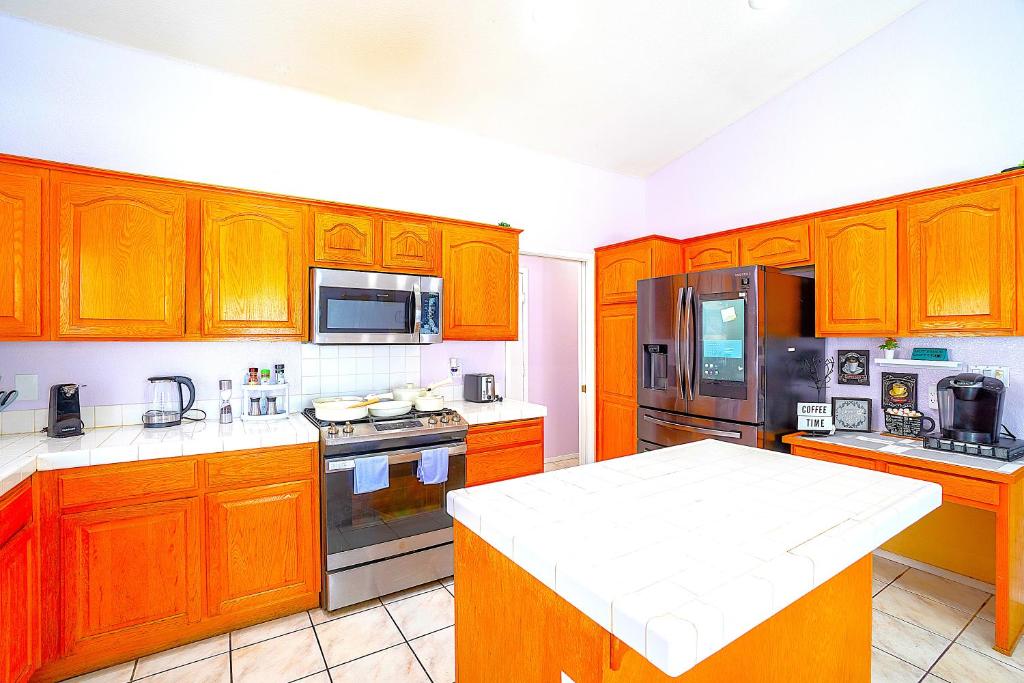 Kuchyň nebo kuchyňský kout v ubytování Private Guestrooms in North Las Vegas Area