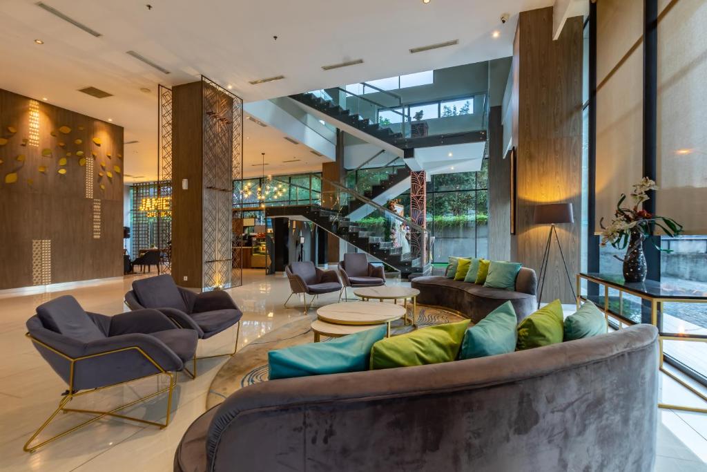 Posezení v ubytování Hotel AYOLA Lippo Cikarang