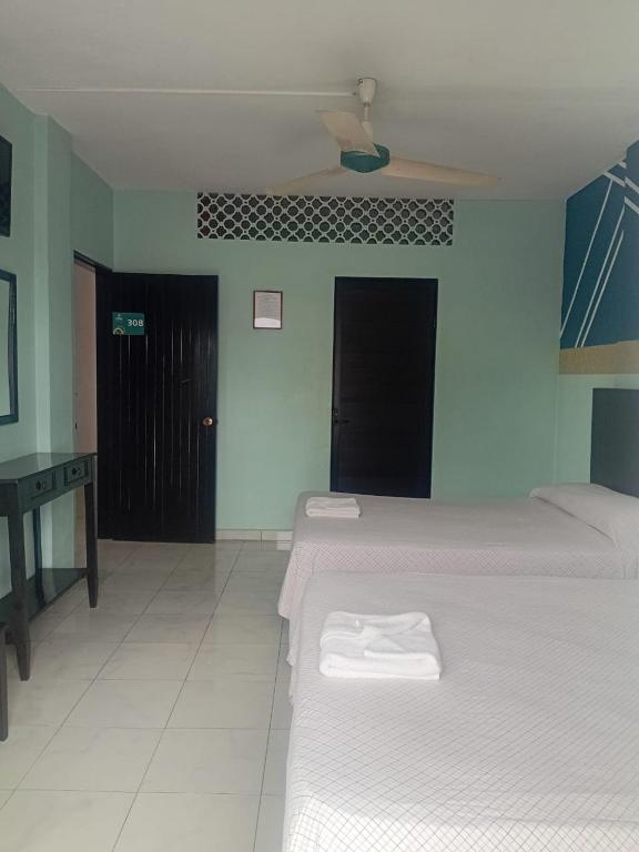 Postel nebo postele na pokoji v ubytování HOTEL ACUARIO CATEMACO
