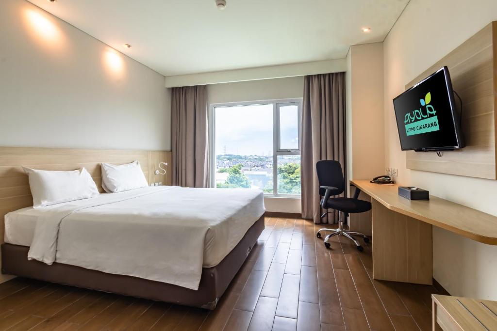 TV a/nebo společenská místnost v ubytování Hotel AYOLA Lippo Cikarang
