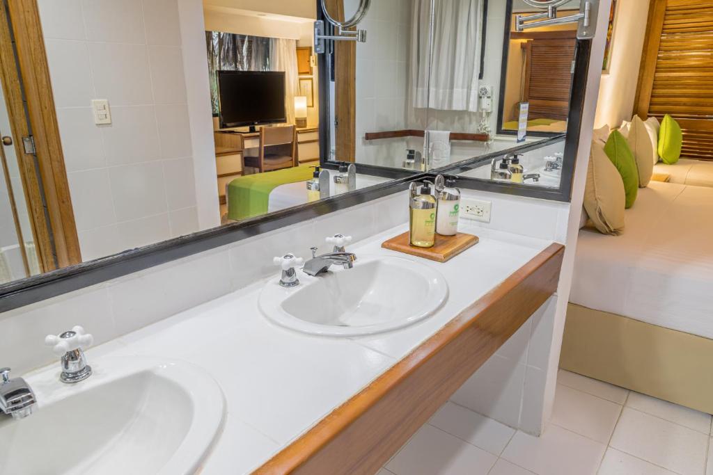 TV a/nebo společenská místnost v ubytování Hotel Irotama Bungalows & Bohios