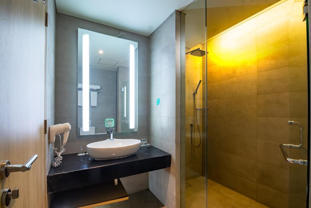 Koupelna v ubytování Hotel AYOLA Lippo Cikarang