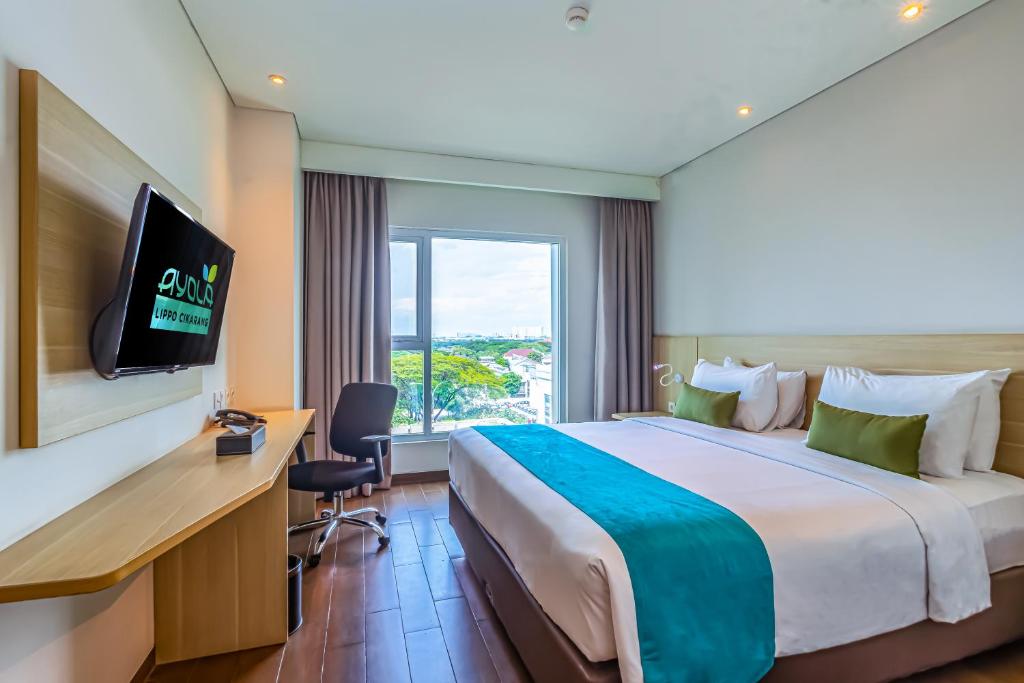 TV a/nebo společenská místnost v ubytování Hotel AYOLA Lippo Cikarang