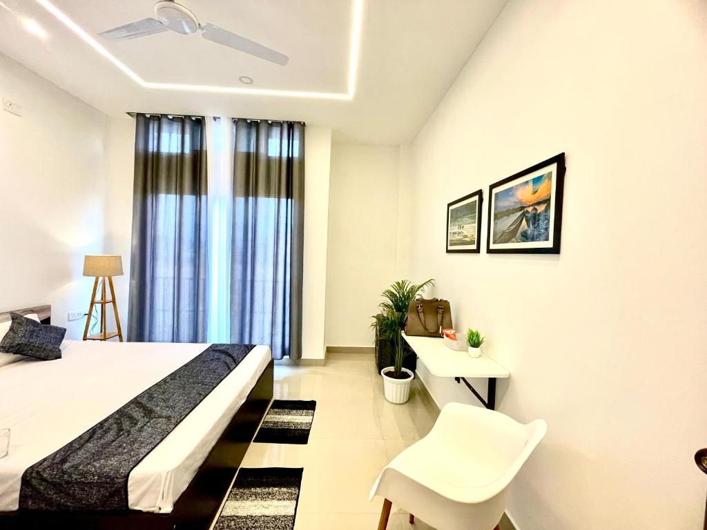 Postel nebo postele na pokoji v ubytování Saya's Abode - Railview Suites