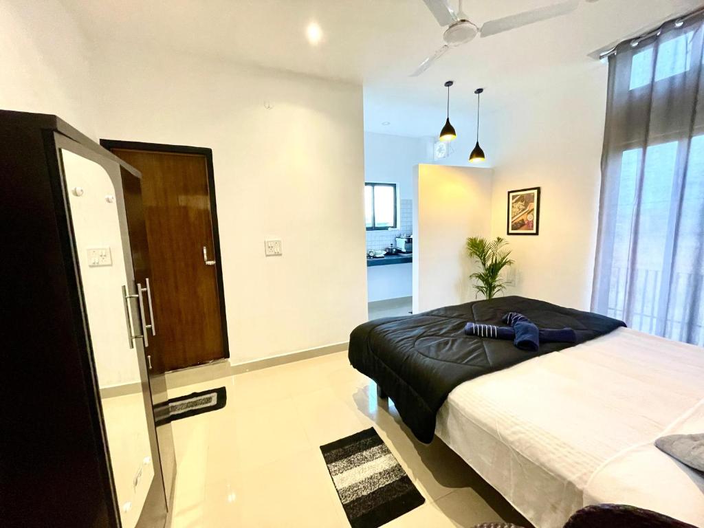 Postel nebo postele na pokoji v ubytování Saya's Abode - Railview Suites