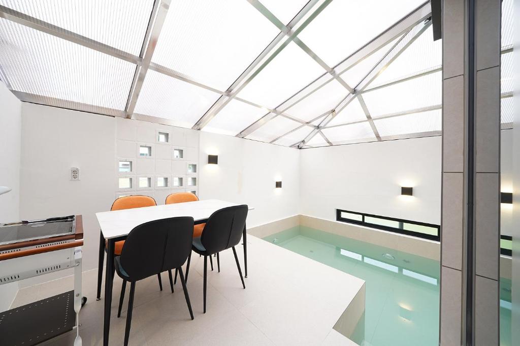 Bazén v ubytování Gyeongju Poolvilla Runtoyou nebo v jeho okolí