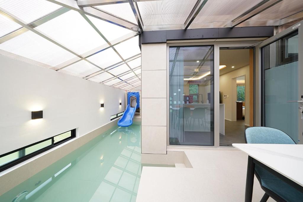 Bazén v ubytování Gyeongju Poolvilla Runtoyou nebo v jeho okolí