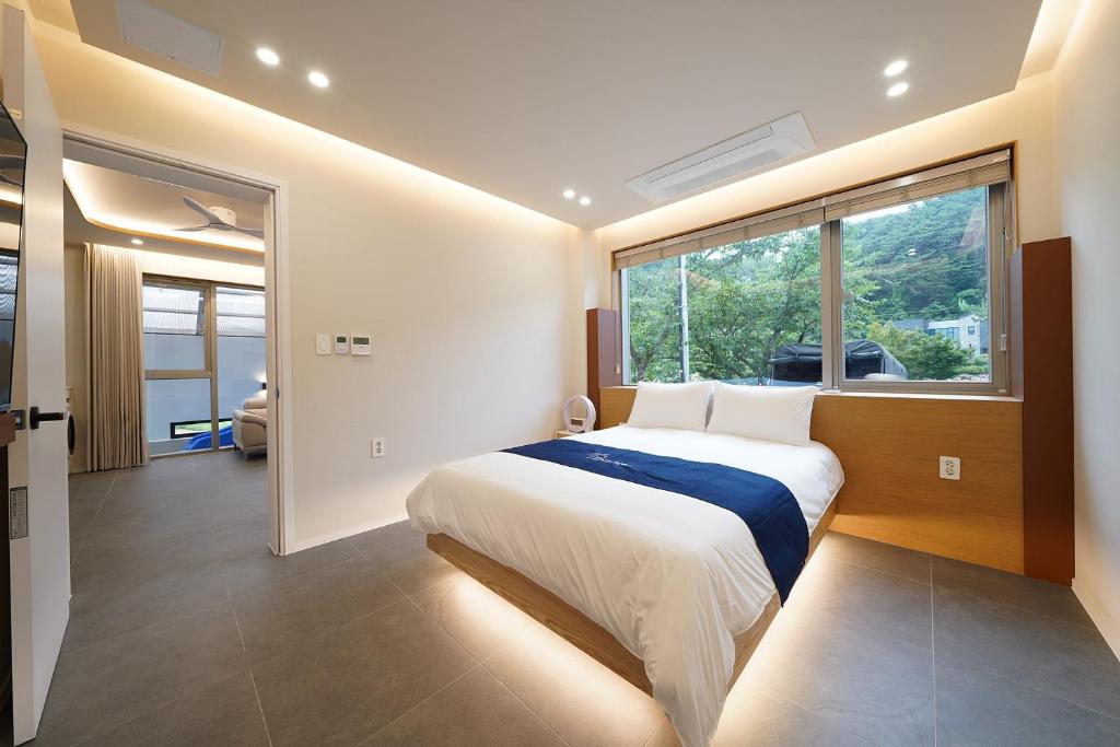 Postel nebo postele na pokoji v ubytování Gyeongju Poolvilla Runtoyou