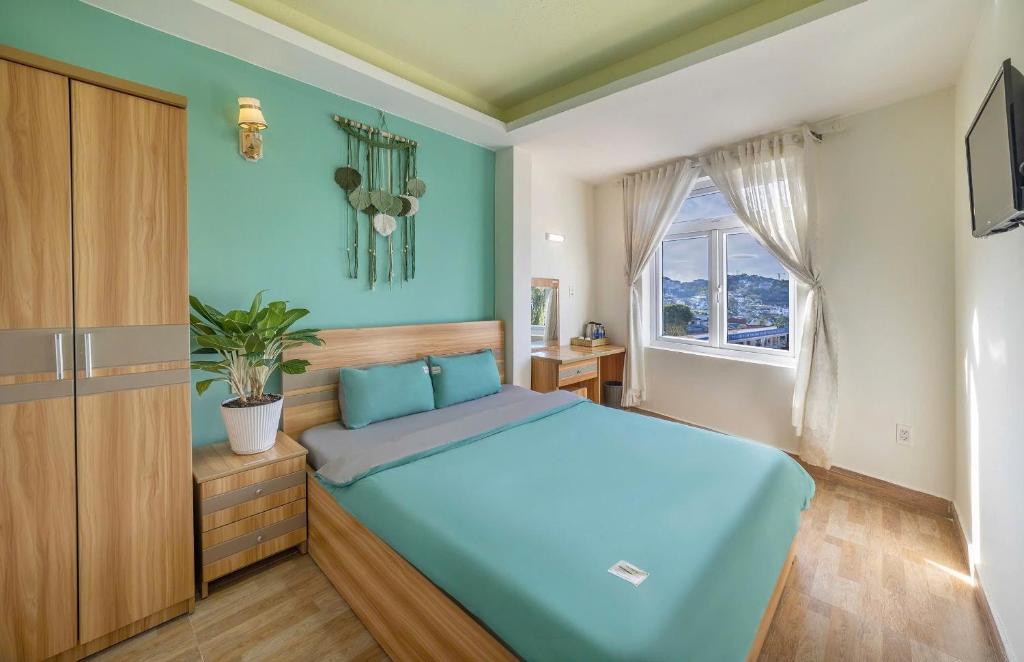 Postel nebo postele na pokoji v ubytování Vanilla Dalat Hotel