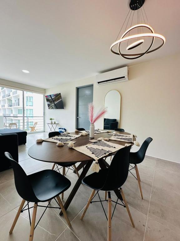 a dining room table and chairs in a living room at Depa Nuevo Acapulco Diamante in Acapulco