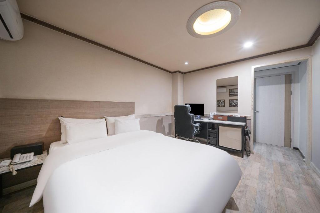 Postel nebo postele na pokoji v ubytování Ssum Hotel Suwon