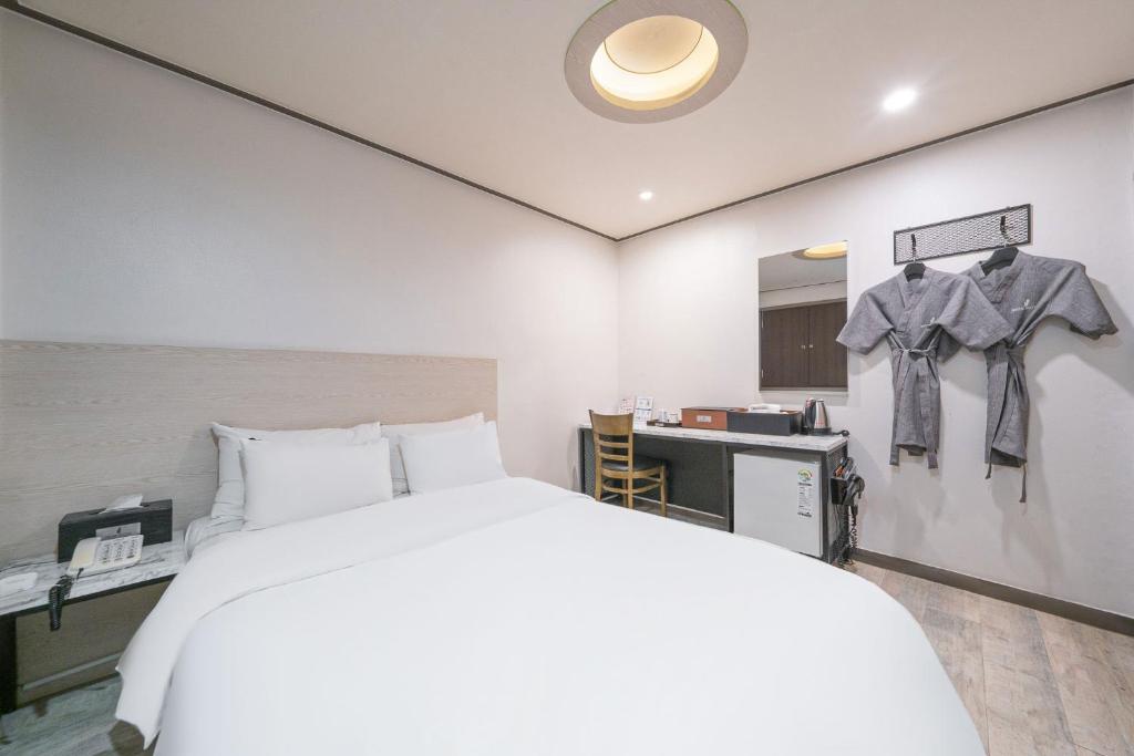 Postel nebo postele na pokoji v ubytování Ssum Hotel Suwon