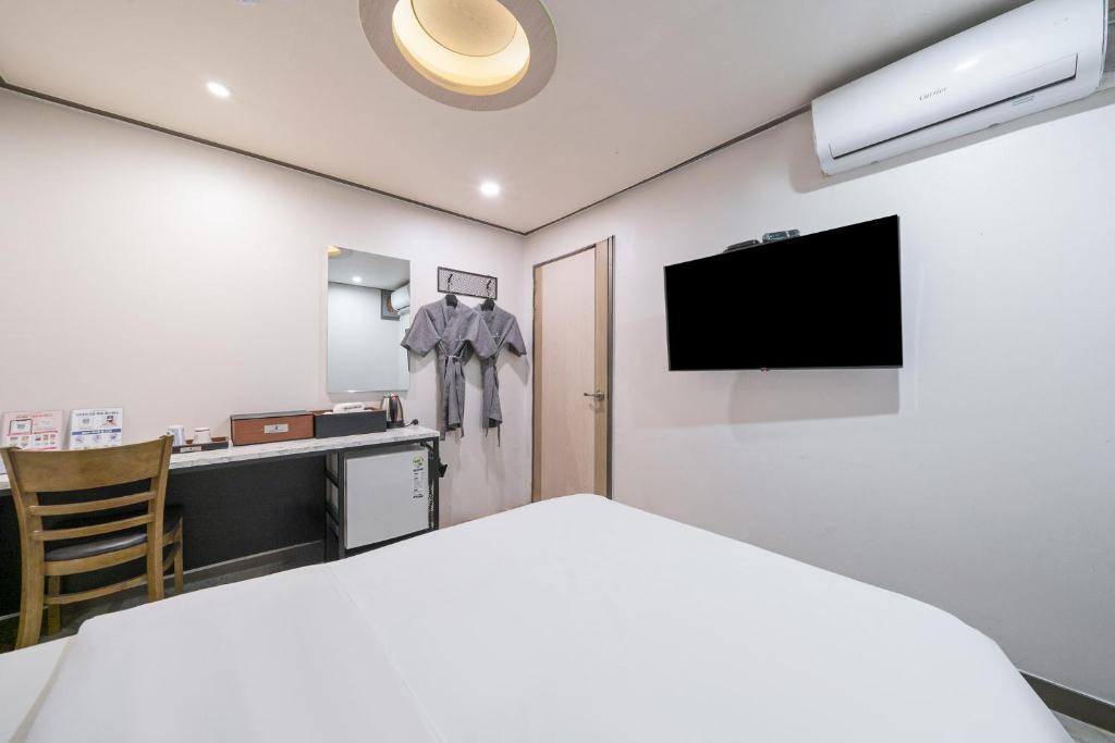 TV a/nebo společenská místnost v ubytování Ssum Hotel Suwon