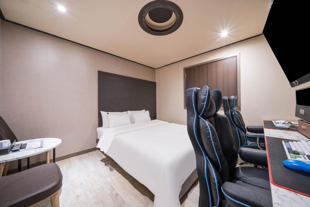 Postel nebo postele na pokoji v ubytování Ssum Hotel Suwon