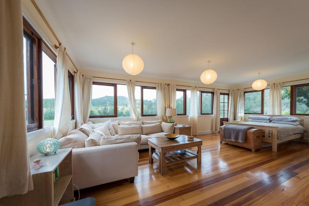 una sala de estar con un sofá y una mesa en Avalon River Retreat - 400 acre riverside oasis, en Ellenborough