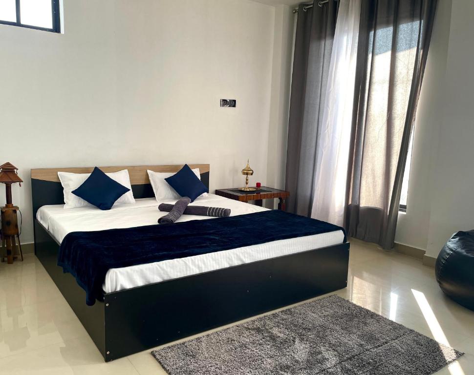 Postel nebo postele na pokoji v ubytování Saya's Abode - Railview Suites