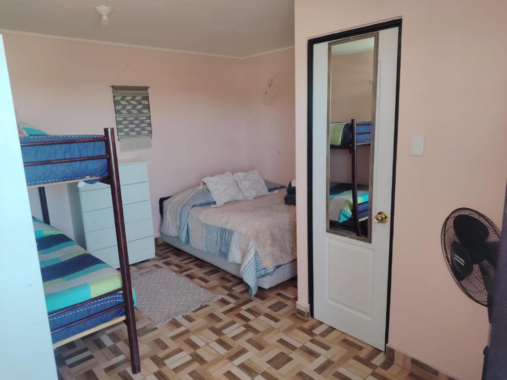 una camera con letto a castello e specchio di Hostal el hermanito a San Pedro de Atacama