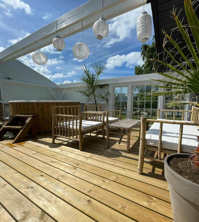 Balkón nebo terasa v ubytování Southern Flair In Modern Danish Summer House