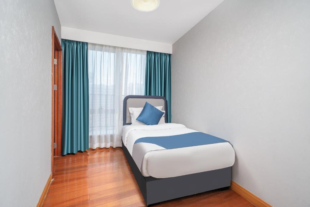 Letto o letti in una camera di Guangzhou Youke Serviced Apartment1min to Line5 Taojin STN-Free shuttle bus during the Canton Fair
