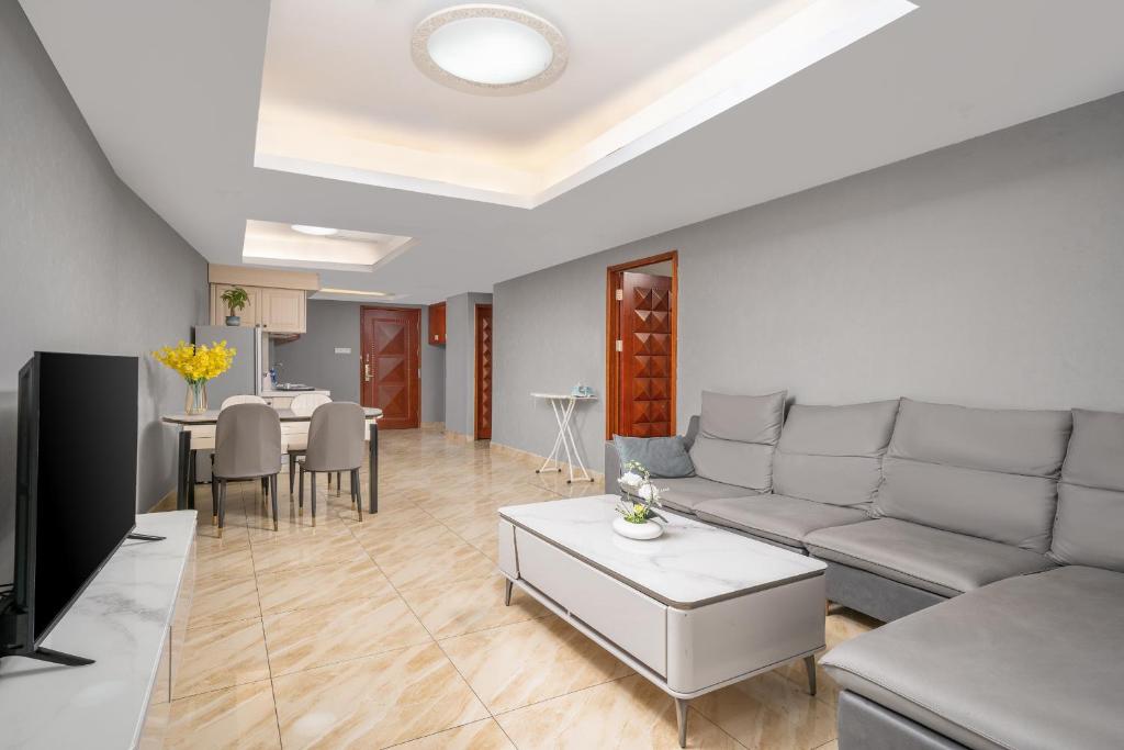TV o dispositivi per l'intrattenimento presso Guangzhou Youke Serviced Apartment1min to Line5 Taojin STN-Free shuttle bus during the Canton Fair